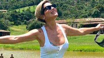 Aos 46 anos, Flávia Alessandra ostenta corpão em forma de top e shortinho - Reprodução/Instagram