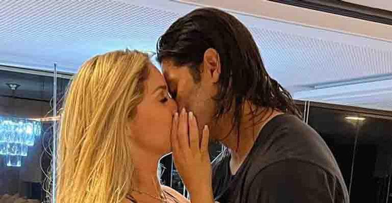 Hulk Paraíba troca carinhos com Camilla Ângelo e se declara à noiva - Reprodução/Instagram