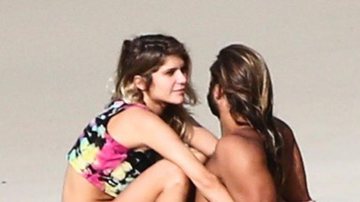 Isabella Santoni namora muito em praia deserta no Rio - AgNews
