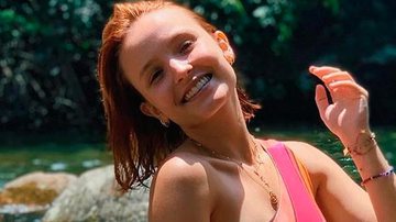 De maiô estampado, Larissa Manoela curte banho de cachoeira e beleza rouba a cena - Reprodução/Instagram