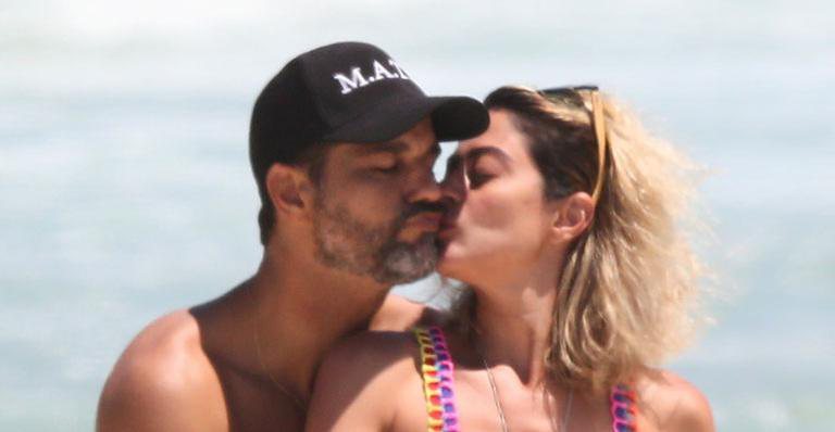 Carol Castro e Bruno Cabrerizo namoram muito em praia no Rio - AgNews
