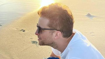 Thiago Fragoso explode o fofurômetro ao levar o filho caçula à praia pela primeira vez: "Foi emocionante" - Reprodução/Instagram