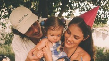 Laura Neiva e Chay Suede resgatam fotos inéditas do primeiro aniversário da filha - Arquivo Pessoal