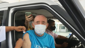 Renato Aragão recebe vacina contra Covid-19 - AgNews