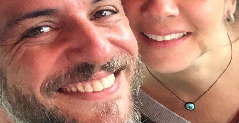 Rodrigo Lombardi surge em clique raro com a esposa e o herdeiro - Instagram