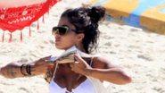 Aline Riscado exibe corpo bronzeado e definido ao ir à praia com maiô branco - AgNews/JC Pereira