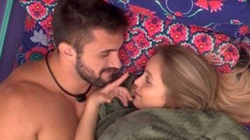 BBB21: Na cama com Carla Diaz, Arthur lembra de Tiago Leifert - Reprodução/Globo