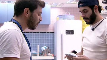 Caio e Rodolffo quebram tampa de panela da xepa - Reprodução/TV Globo