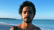 Sem camiseta, Rodrigo Simas ostenta barriga trincadíssima e deixa internautas sem ar: "Multiplica, senhor" - Reprodução/Instagram