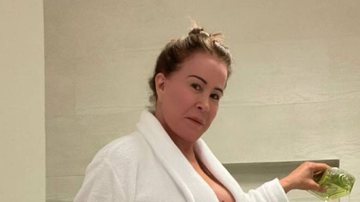 Aos 62 anos, Zilu Camargo deixa pernões de fora em clique sexy só de roupão em banheiro luxuoso: "Relaxar e curtir" - Reprodução/Instagram