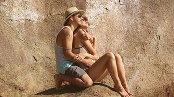 Agarradinhos, Monica Benini e Junior Lima compartilham clique raro na praia: "Parceirinho, te amo tanto" - Reprodução/Instagram
