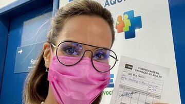 Aos 47 anos, Ana Furtado é vacinada contra a Covid-19 e se emociona: "Esperança pela vida" - Reprodução/Instagram