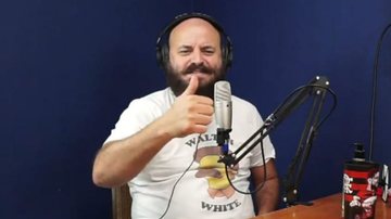 Ao vivo, humorista Paulinho Serra raspa cabelo para homenagear Paulo Gustavo: "Um ser humano incrível" - Reprodução/YouTube