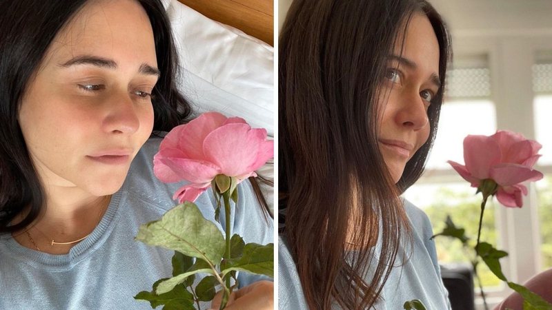 Em clique raro, Alessandra Negrini aparece gatíssima e arranca suspiros com sua beleza: "Uma Rosa segurando outra" - Reprodução/Instagram