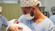 Emocionado, Zé Felipe comemora o nascimento da primeira filha com Virginia Fonseca: "Minha princesinha" - Reprodução/Instagram
