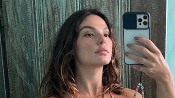 Isis Valverde posa com biquíni fininho em frente ao espelho e seguidores vão à loucura: "Sua beleza é um vício" - Reprodução/Instagram