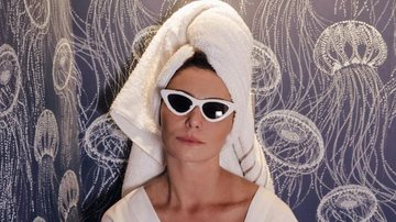 Ousada! Só de toalha e roupão, Giovanna Antonelli faz clique inusitado e mostra pernas estonteantes: "Eu ouvi sexta-feira?" - Reprodução/Instagram