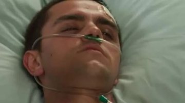 O rapaz surtará na cama do hospital ao perceber que não consegue se movimentar; confira - Reprodução/TV Globo