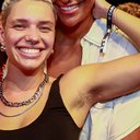 Bruna Linzmeyer surge agarradinha com a namorada em show no Rio de Janeiro - Victor Chapetta -  Agnews
