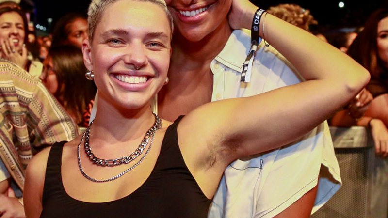 Bruna Linzmeyer surge agarradinha com a namorada em show no Rio de Janeiro - Victor Chapetta -  Agnews