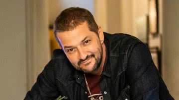 O ator Marcelo Serrado faz uso da hipnose para entrar no personagem; confira detalhes de seu papel na próxima novela das 7 - Reprodução/TV Globo