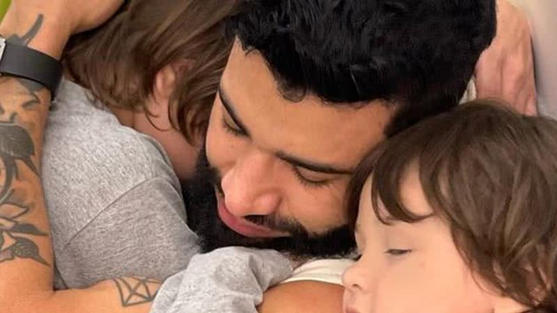 Gusttavo Lima recebe abraço dos filhos em meio a polêmica - Reprodução/Instagram