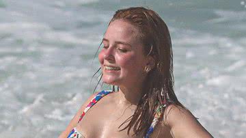 Larissa Manoela é flagrada com biquíni de corte aberto e mostra virilha na praia - AgNews/Delson Silva