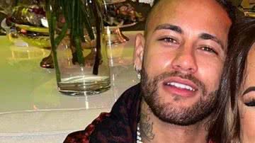 Neymar Jr. posa com a namorada no colo, troca beijos e revela apelido carinhoso - Reprodução / Instagram