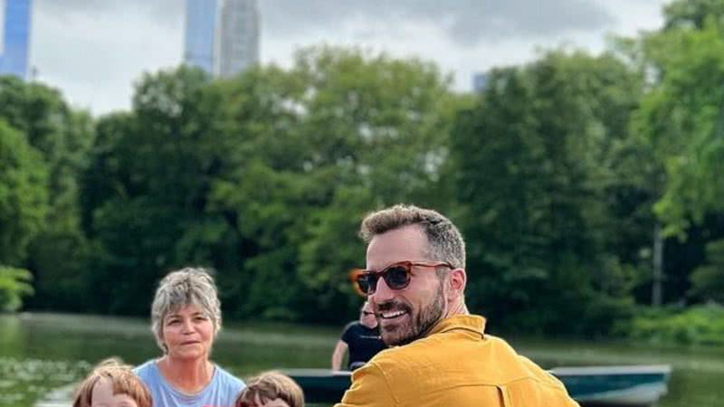 Viúvo de Paulo Gustavo curte passeio de barco com os herdeiros - Instagram