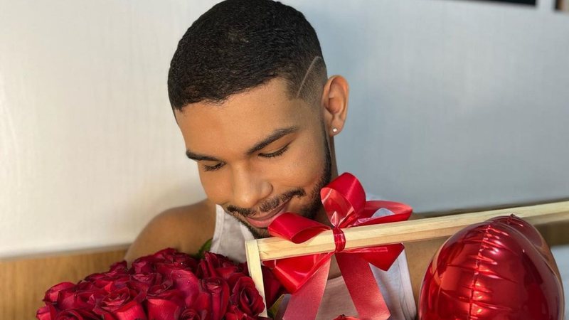Namorando? Ex-BBB Vyni recebe flores e revela que mandou: "Primeira vez" - Reprodução/TV Globo