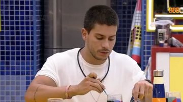 Arthur Aguiar comentou sobre Natália para Douglas enquanto jantava após deixar a prova do líder no BBB22 - Reprodução/TV Globo