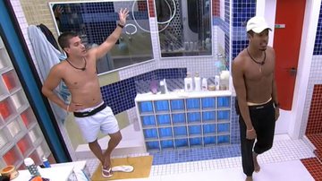 BBB22: Arthur Aguiar e Paulo André se estranham e trocam alfinetadas: "Cara de c*" - Reprodução/TV Globo