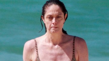 Aos 55 anos, Bianca Byington exibe corpão de biquíni na praia - AgNews