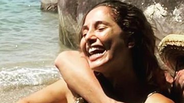 Camila Pitanga troca carícias com o namorado na praia - Reprodução/Instagram