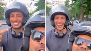 Na garupa, Cauã Reymond pega carona de mototaxi no Rio: "Pira não, mulherada" - Reprodução/Instagram