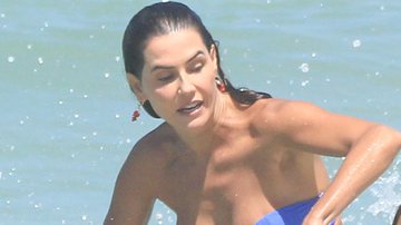 Deborah Secco é clicada em dia de praia e ostenta corpão sem retoques - AgNews/Fabricio Pioyani