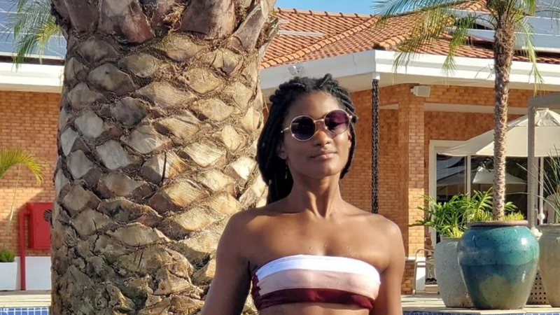 De biquíni sem alça, Erika Januza ostenta barriga negativa e fãs babam - Instagram