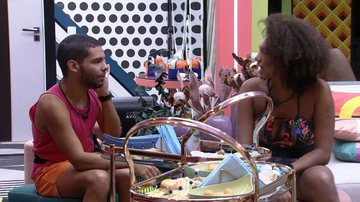 Jessilane brincou com Vyni em uma conversa na sala do BBB22 - Reprodução/TV Globo