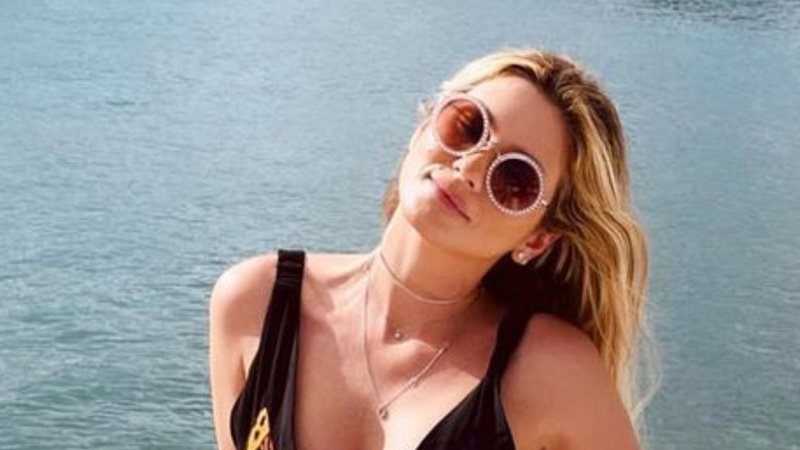 Sem sutiã, Lívia Andrade curte passeio de barco com vestido super decotado: "Musa" - Reprodução/Instagram