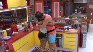 Natália implorou o perdão de Gustavo após surtar durante a festa do líder de Lucas no BBB22 - Reprodução/TV Globo