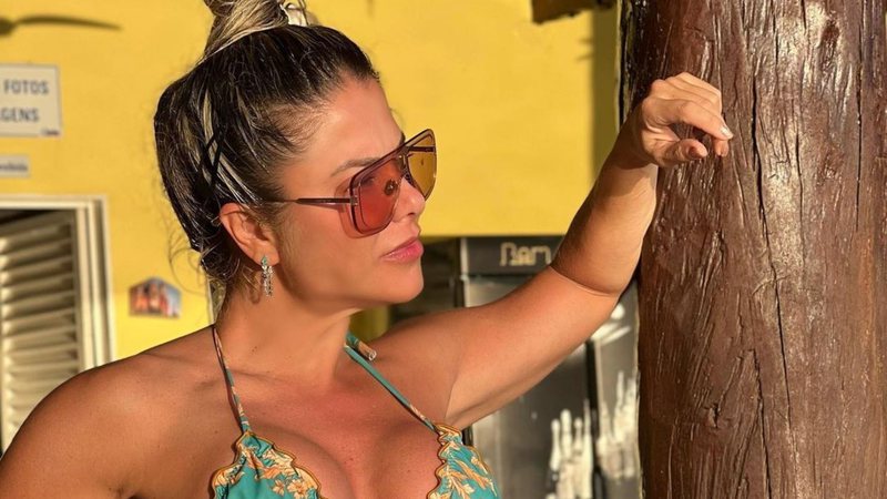 Esposa de Leonardo posa de biquíni fio-dental e fãs se impressionam: "Vovó sarada" - Reprodução/TV Globo