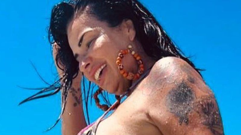 Aos 47 anos, Solange Gomes exibe bumbum durinho de biquíni: "Tá com tudo em cima" - Reprodução/Instagram