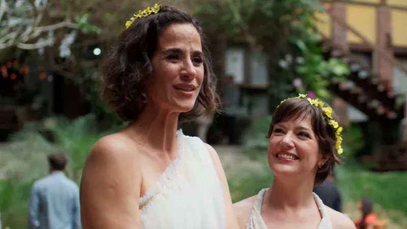 No penúltimo capítulo de Um Lugar ao Sol, Ilana e Gabriela se casam na presença dos familiares e amigos; confira o que vai acontecer na novela das 9 - Reprodução/TV Globo