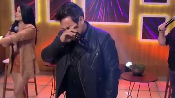 Ao vivo, vocalista do Calcinha Preta se engasga com as lágrimas: "Saudades" - Reprodução/TV Globo