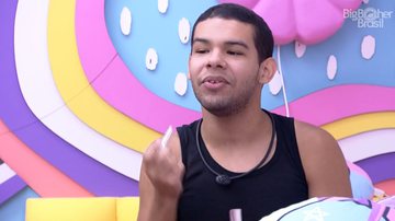Vyni explicou aos colegas do quarto lollipop que teve um pressentimento sobre a próxima prova do líder do BBB22 - Reprodução/TV Globo