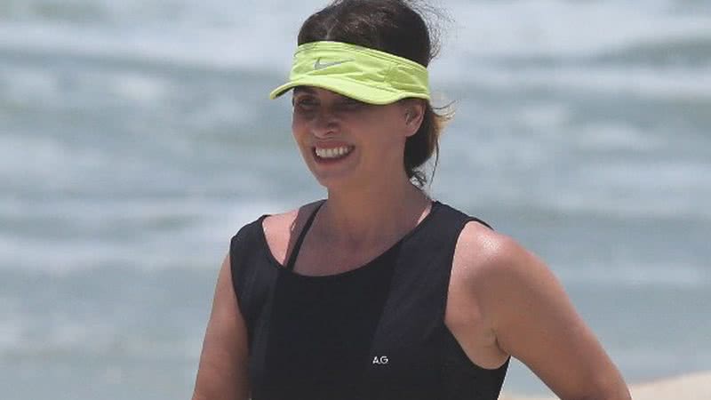 Giovanna Antonelli é clicada malhando na praia e exibe corpão aos 45 anos - AgNews/Dilson Silva