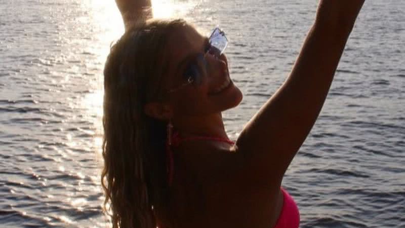 Isabella Santoni empina bumbum em passeio de barco e curvas agradam: "Gostosa" - Reprodução/Instagram