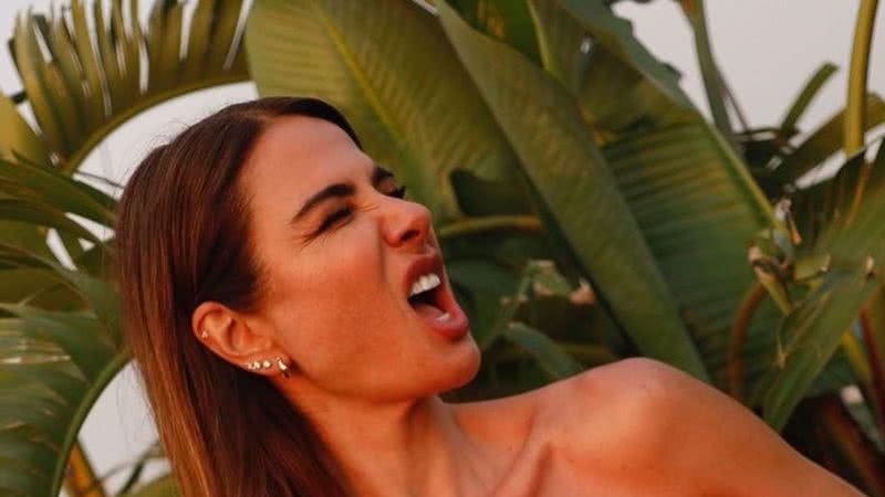 Luciana Gimenez dispensa parte de cima do biquíni e causa ao fazer topless - Instagram