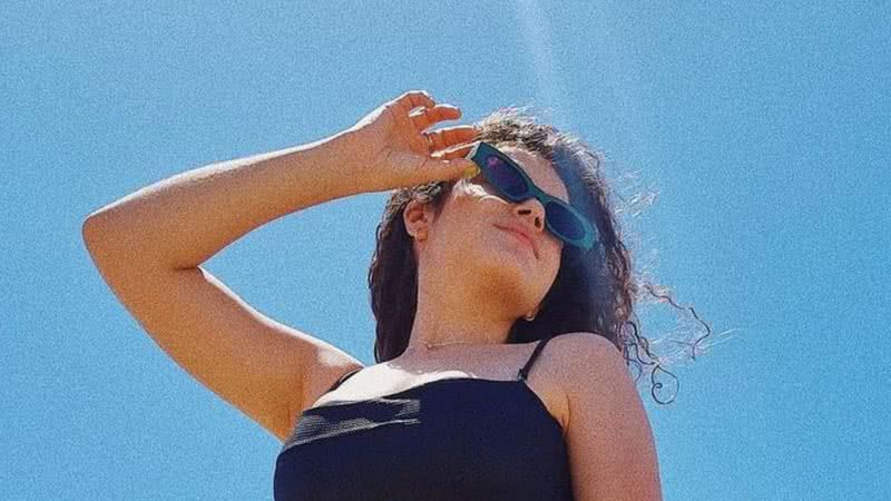 Com a barriga de fora, Maisa Silva ostenta cinturinha na praia: "Crescida" - Reprodução/Instagram