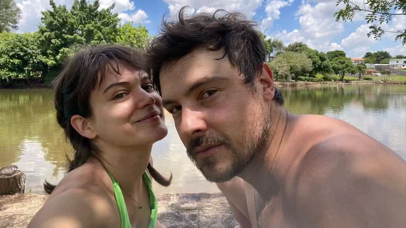 Bianca Bin e Sergio Guizé trocam beijos apaixonados em clique raro - Instagram